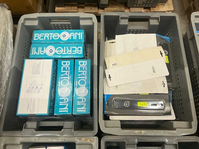 Partij bertomani deurbeslag en schilden - afbeelding 2 van  3