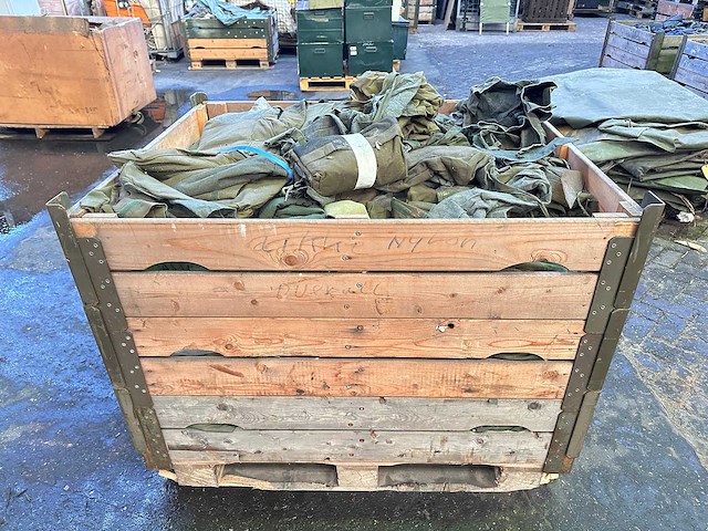 Partij beschermende legerkleding - afbeelding 1 van  4