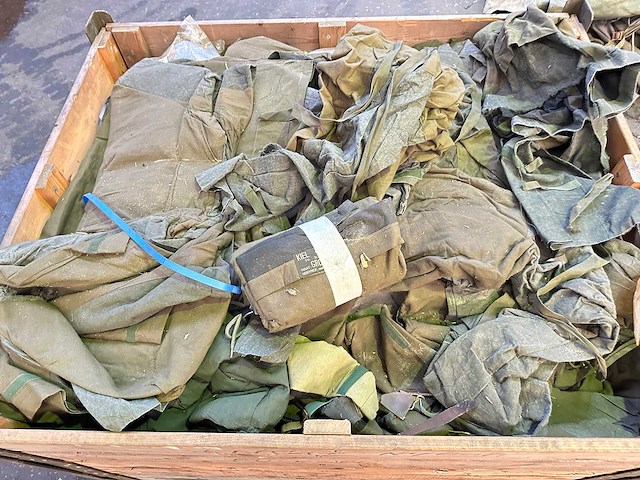 Partij beschermende legerkleding - afbeelding 2 van  4