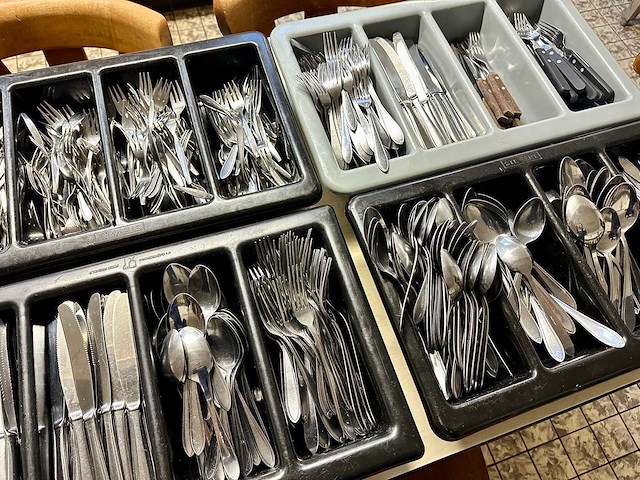 Partij bestek in 6 bestekbakken - afbeelding 2 van  7