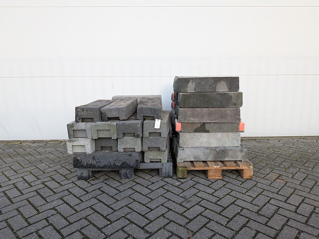 Partij betonnen- en kunststof bouwhekvoeten, o.a. heras & mobi - afbeelding 1 van  9