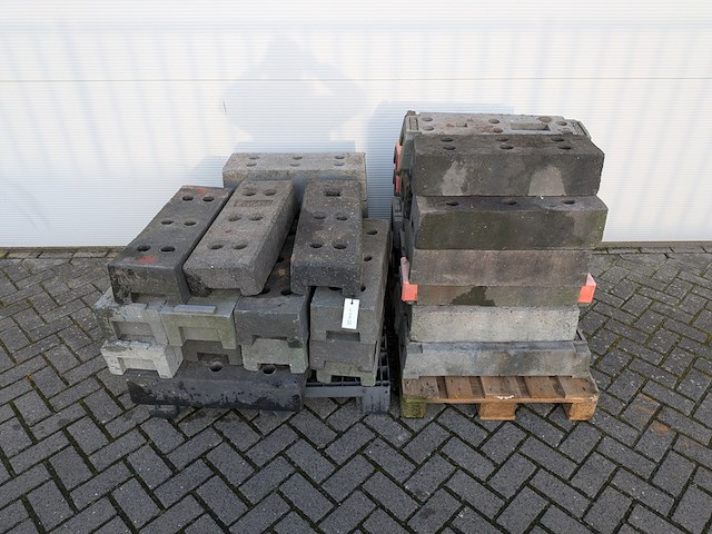 Partij betonnen- en kunststof bouwhekvoeten, o.a. heras & mobi - afbeelding 2 van  9