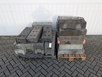 Partij betonnen- en kunststof bouwhekvoeten, o.a. heras & mobi - afbeelding 2 van  9