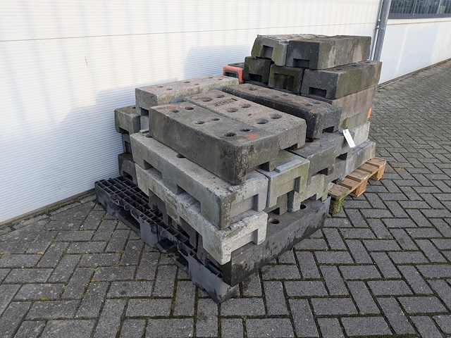 Partij betonnen- en kunststof bouwhekvoeten, o.a. heras & mobi - afbeelding 3 van  9