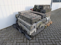 Partij betonnen- en kunststof bouwhekvoeten, o.a. heras & mobi - afbeelding 3 van  9