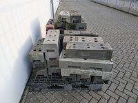 Partij betonnen- en kunststof bouwhekvoeten, o.a. heras & mobi - afbeelding 4 van  9