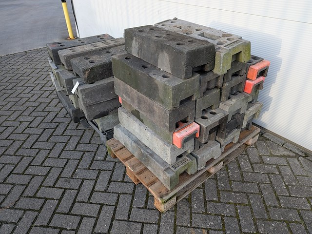 Partij betonnen- en kunststof bouwhekvoeten, o.a. heras & mobi - afbeelding 5 van  9