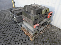 Partij betonnen- en kunststof bouwhekvoeten, o.a. heras & mobi - afbeelding 5 van  9