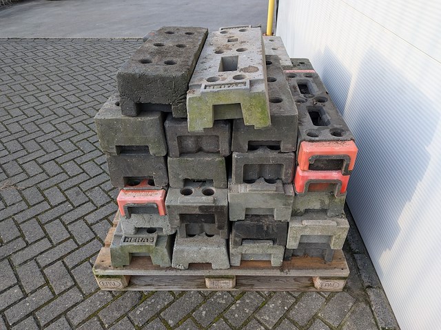 Partij betonnen- en kunststof bouwhekvoeten, o.a. heras & mobi - afbeelding 6 van  9