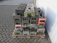 Partij betonnen- en kunststof bouwhekvoeten, o.a. heras & mobi - afbeelding 6 van  9
