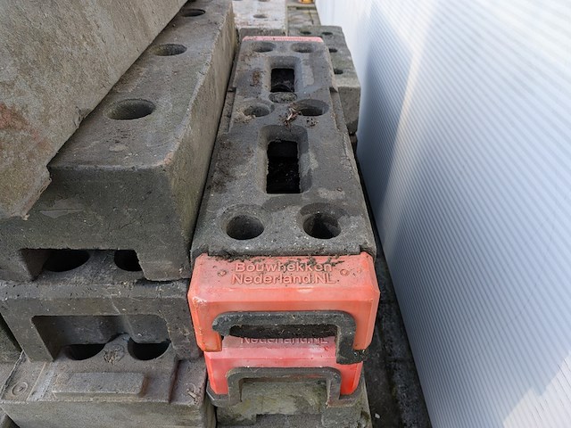Partij betonnen- en kunststof bouwhekvoeten, o.a. heras & mobi - afbeelding 7 van  9
