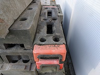 Partij betonnen- en kunststof bouwhekvoeten, o.a. heras & mobi - afbeelding 7 van  9