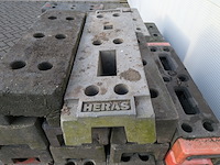 Partij betonnen- en kunststof bouwhekvoeten, o.a. heras & mobi - afbeelding 8 van  9