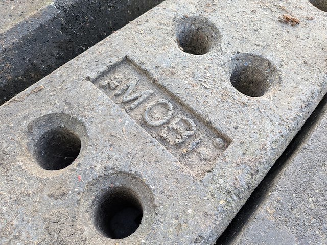 Partij betonnen- en kunststof bouwhekvoeten, o.a. heras & mobi - afbeelding 9 van  9