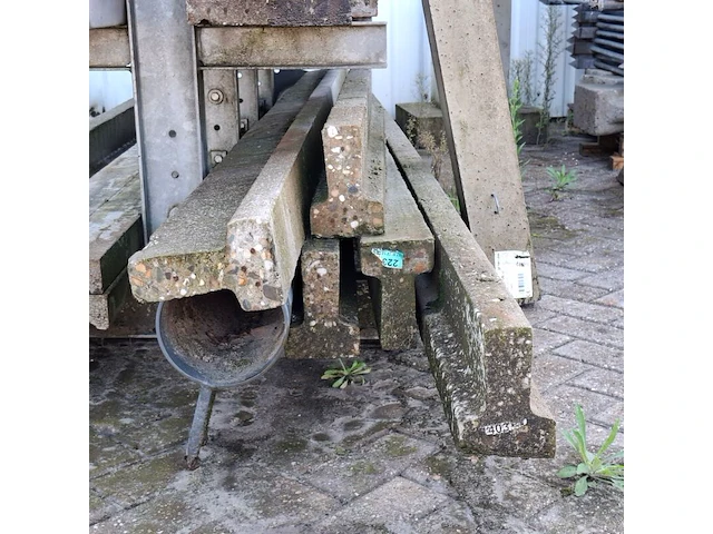 Partij betonnen profielen met stelling - afbeelding 13 van  16
