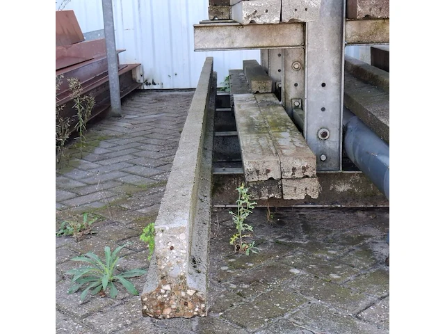 Partij betonnen profielen met stelling - afbeelding 15 van  16