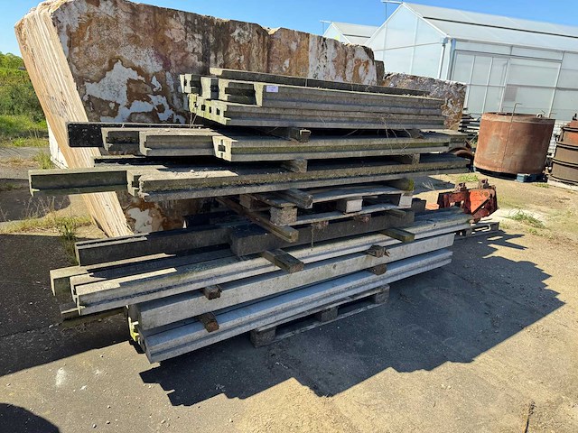 Partij betonnen schutting palen - hout betonschutting - afbeelding 2 van  2
