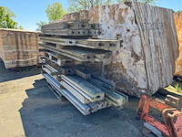 Partij betonnen schutting palen - hout betonschutting - afbeelding 1 van  2