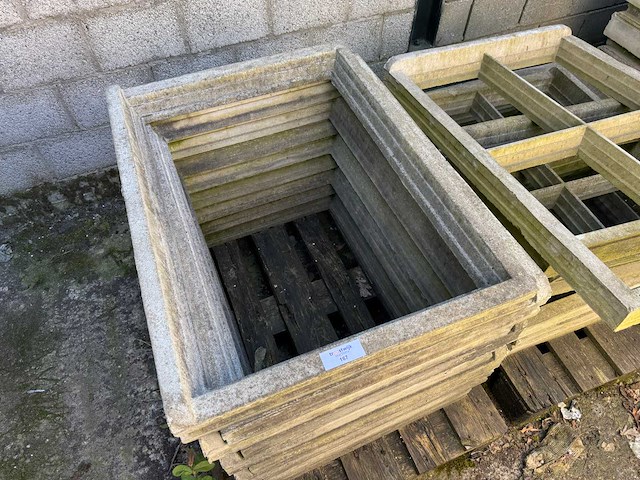 Partij betonnen stal ramen - overige beton toebehoren - afbeelding 1 van  3