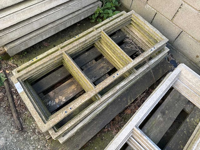 Partij betonnen stal ramen - overige beton toebehoren - afbeelding 1 van  3