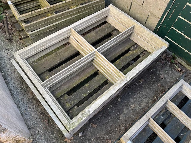 Partij betonnen stal ramen - overige beton toebehoren - afbeelding 1 van  3