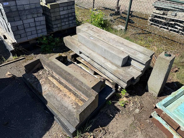 Partij betonpalen - hout betonschutting - afbeelding 1 van  1