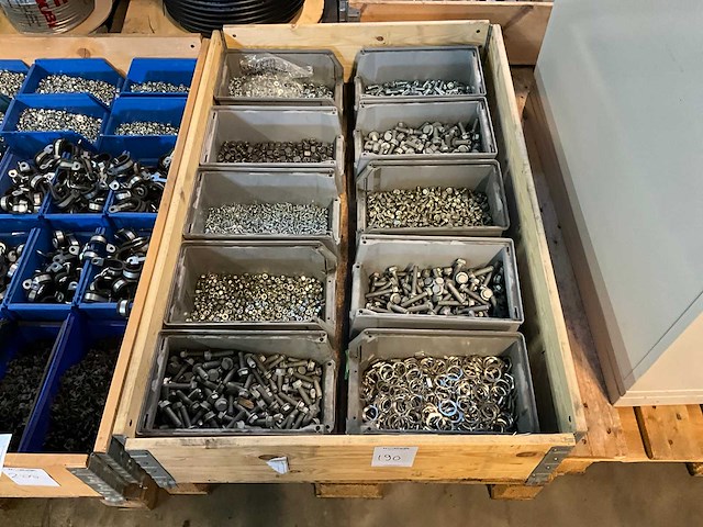 Partij bevestigingmiddelen - afbeelding 1 van  4