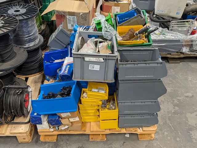Partij bevestigings- en montagematerialen - afbeelding 1 van  10