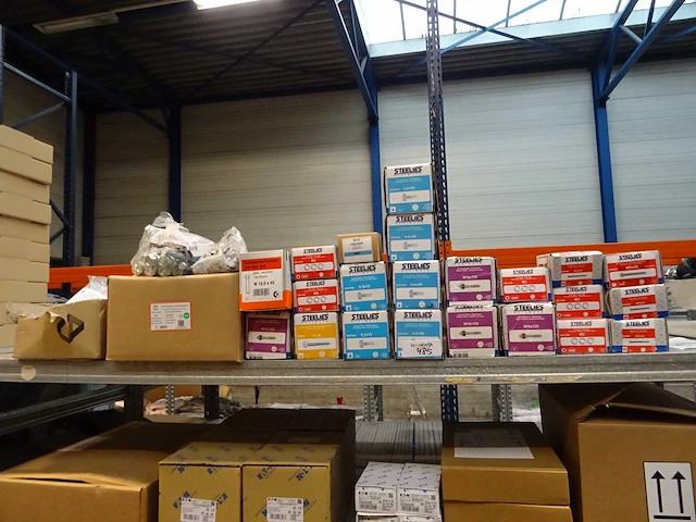 Partij bevestigingsmateriaal, 26 verpakkingen - afbeelding 1 van  6