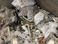 Partij bevestigingsmateriaal en hang/sluitwerk - afbeelding 1 van  1
