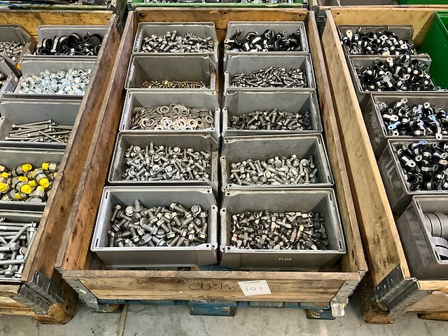 Partij bevestigingsmateriaal en koppelingen - afbeelding 1 van  4