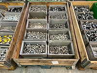 Partij bevestigingsmateriaal en koppelingen - afbeelding 1 van  4