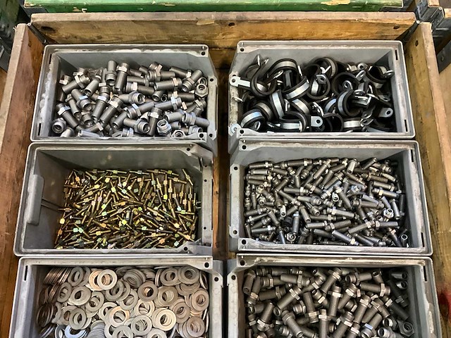 Partij bevestigingsmateriaal en koppelingen - afbeelding 2 van  4