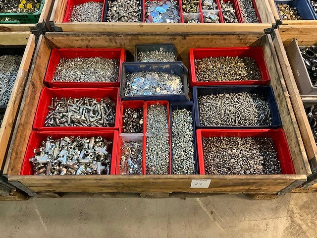 Partij bevestigingsmateriaal en koppelingen - afbeelding 1 van  7