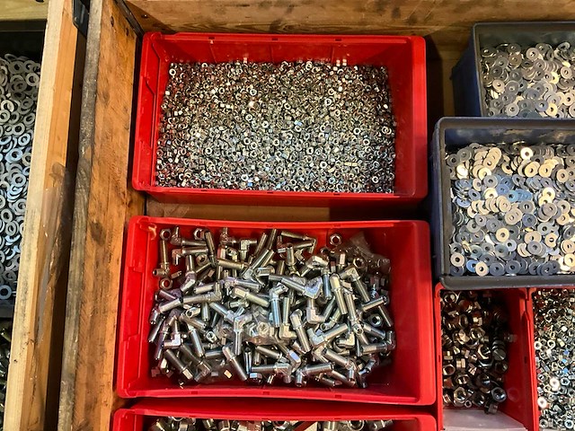 Partij bevestigingsmateriaal en koppelingen - afbeelding 2 van  7