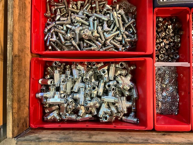 Partij bevestigingsmateriaal en koppelingen - afbeelding 3 van  7