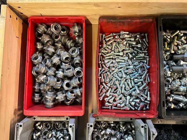 Partij bevestigingsmateriaal en koppelingen - afbeelding 2 van  5