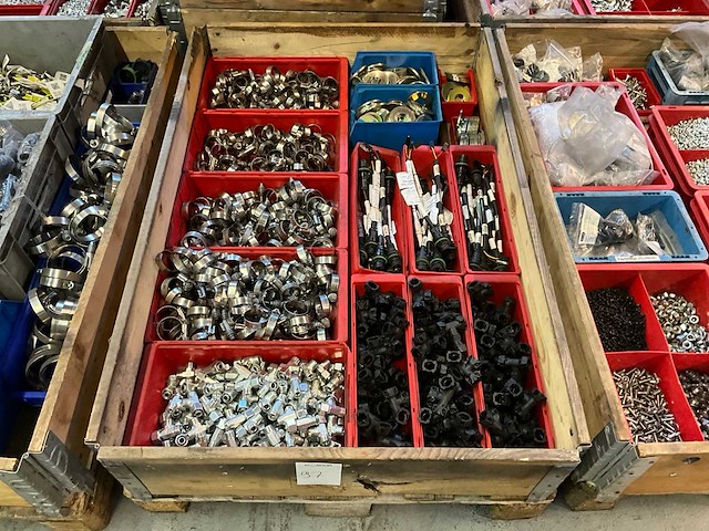 Partij bevestigingsmateriaal en koppelingen - afbeelding 1 van  9