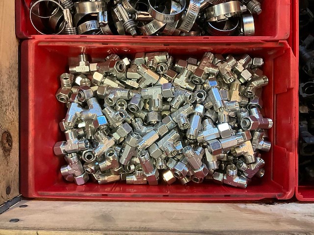 Partij bevestigingsmateriaal en koppelingen - afbeelding 4 van  9