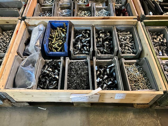 Partij bevestigingsmateriaal en slangklemmen - afbeelding 1 van  5