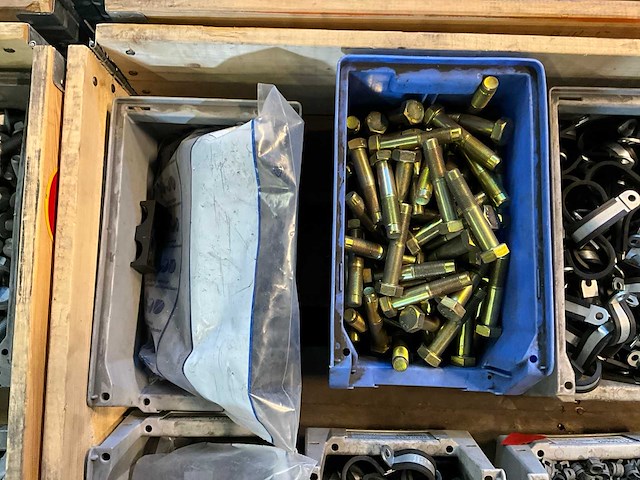 Partij bevestigingsmateriaal en slangklemmen - afbeelding 2 van  5