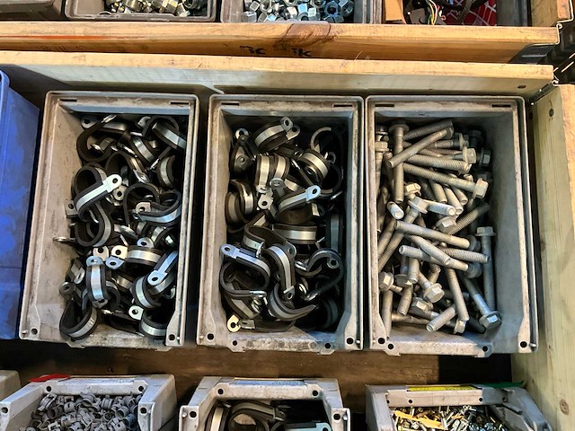 Partij bevestigingsmateriaal en slangklemmen - afbeelding 3 van  5