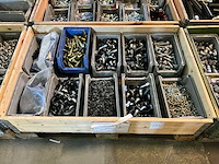 Partij bevestigingsmateriaal en slangklemmen - afbeelding 1 van  2