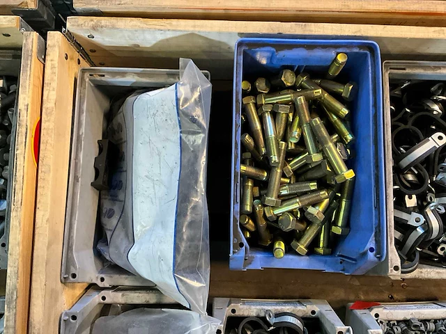 Partij bevestigingsmateriaal en slangklemmen - afbeelding 2 van  5