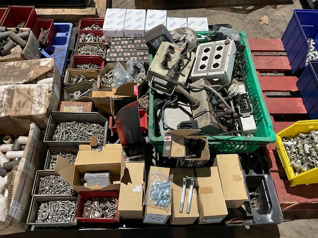 Partij bevestigingsmateriaal en stuurunits - afbeelding 1 van  5