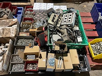 Partij bevestigingsmateriaal en stuurunits - afbeelding 1 van  5