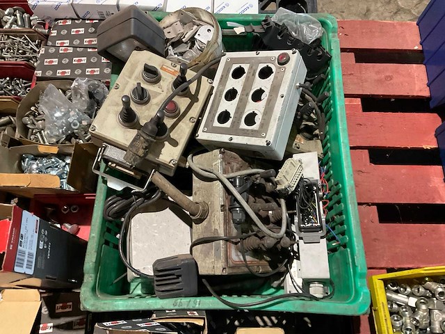 Partij bevestigingsmateriaal en stuurunits - afbeelding 2 van  5