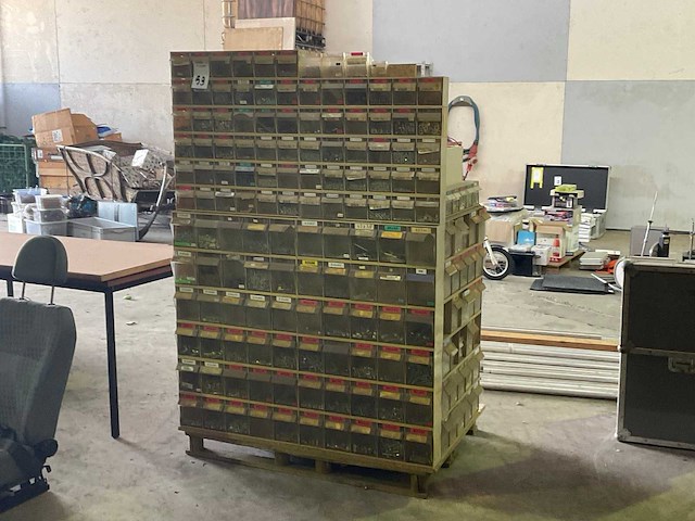 Partij bevestigingsmateriaal in grijpkast - afbeelding 1 van  5