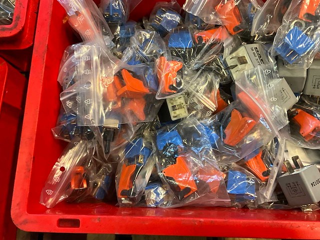 Partij bevestigingsmateriaal, relais en diversen - afbeelding 6 van  6