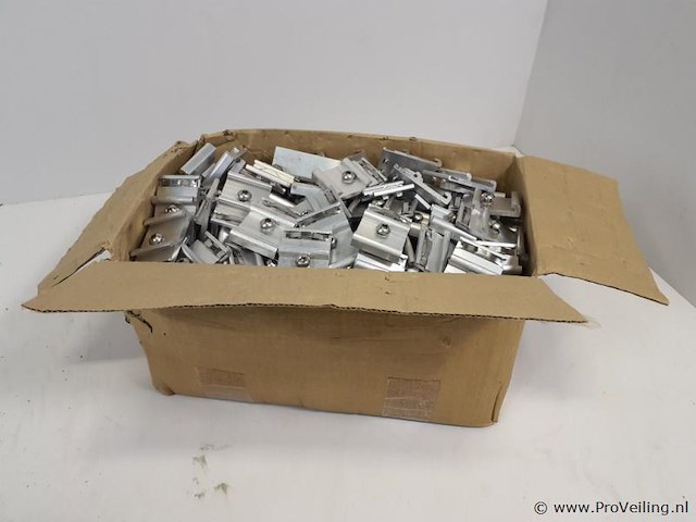 Partij bevestigingsmateriaal t.b.v. zonnepanelen - ca. 100 stuks - afbeelding 1 van  3